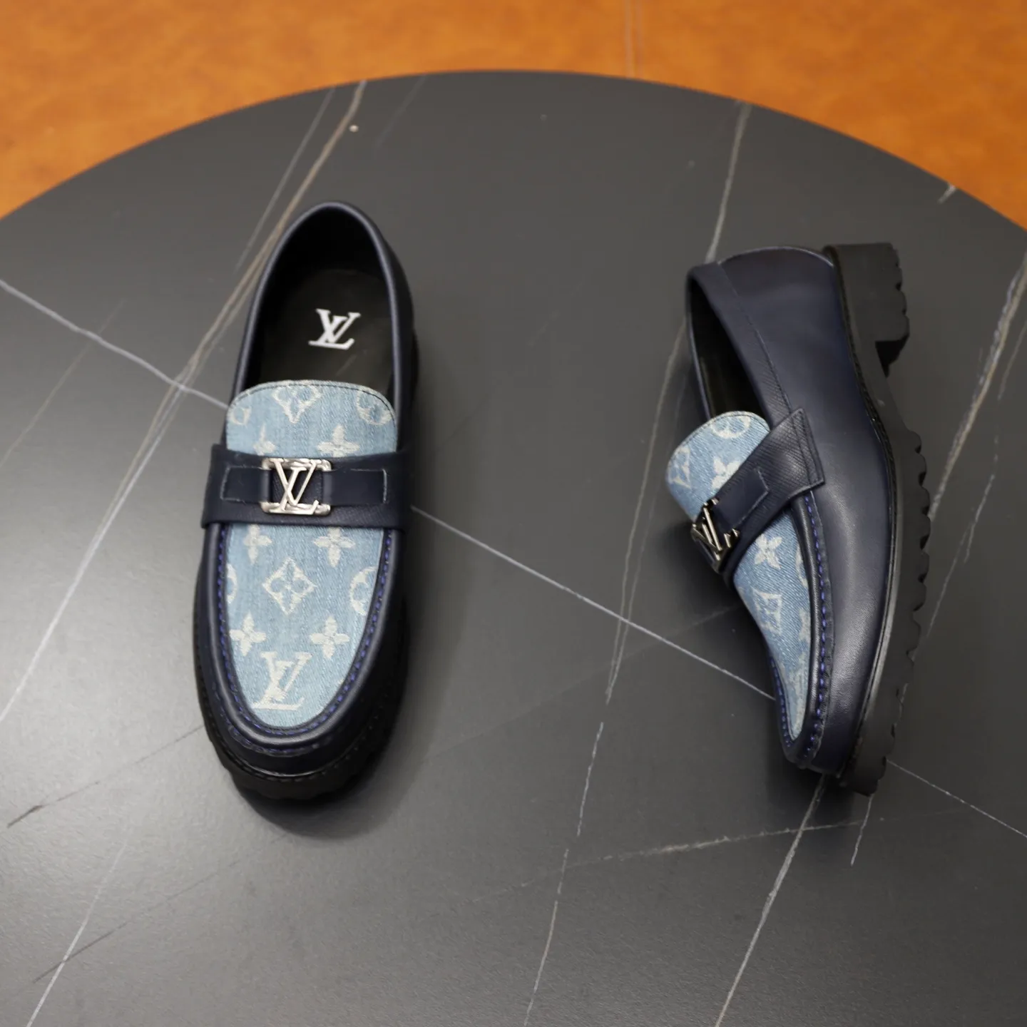 Men's men's shoes💰600💰Louis Vuitton LV men's classic Oxford shoes, men's business formal boutique leather shoes, classic style, almond kernel exquisite toe, ultimate art, the whole shoe is made of imported cow leather (open edge beads), carefully selected, fine pores, excellent gloss, soft texture, strong toughness, durable and not easy to deform, apricot calf leather lining, soft, comfortable, sweat-absorbent and breathable. Foam outsole, original box and dust bag packaging! Size: 38–44 (45/46 customized)